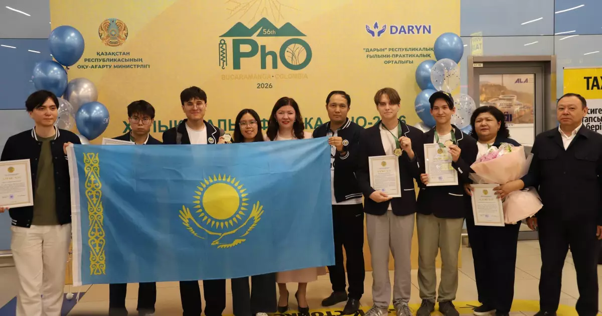  Жұлдыз Сүлейменова Халықаралық физика олимпиадасының жеңімпаздарын әуежайда қарсы алды 