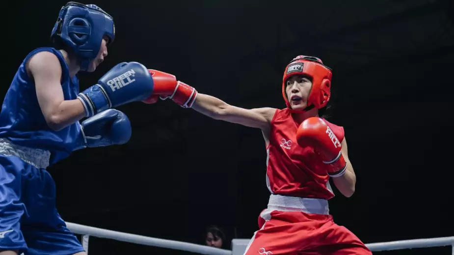 Казахстанская боксерша разгромила соперницу и выиграла золото молодежного ЧА