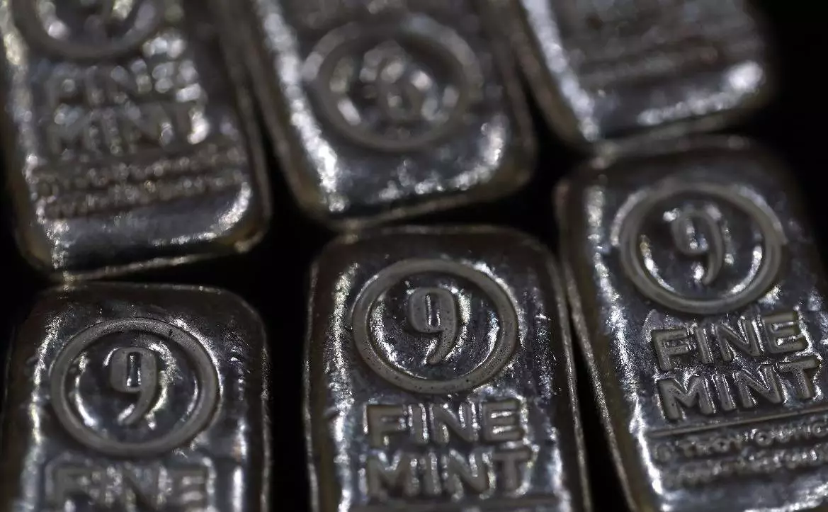 Серебро упало на 50% от максимумов. Стоит ли вкладываться в металл сейчас