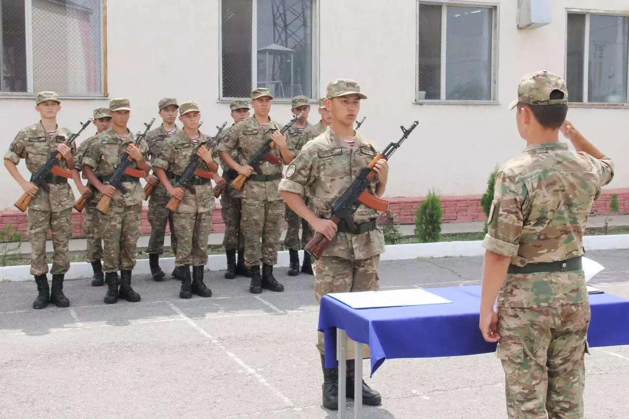 Әскер шыңдаған достық: Ұлттық ұланның әскери бөлімінде колледжде бірге оқыған 10 студент қызмет етуде