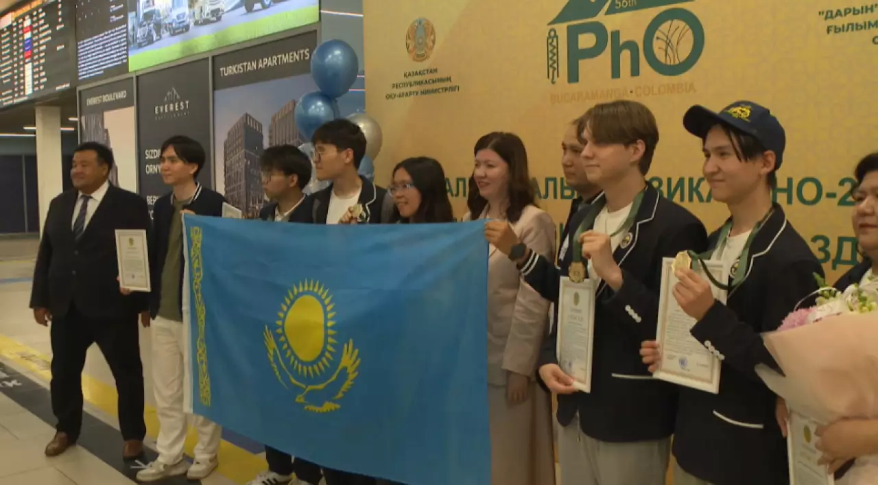Пять золотых: сборная школьников по физике с триумфом вернулась домой