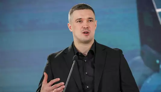 Украинский президент Зеленский одобрил кандидатуру главы энергетической компании на пост премьер-министра и сменит министра обороны, сообщают депутаты.