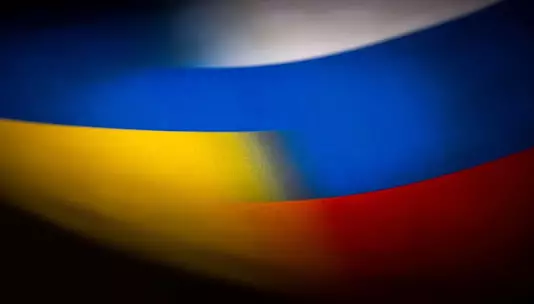 Ракеты ударили по районам Киева, позже тревогу сняли, сообщают чиновники.