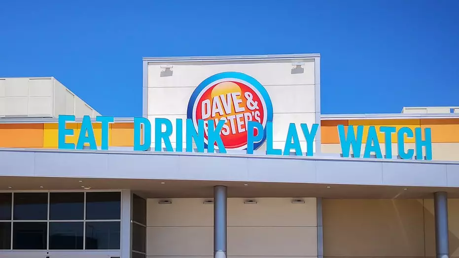 Сеть развлечений Dave & Buster's расширяет присутствие в ночной жизни, запуская серию рейв-вечеринок по всей стране.