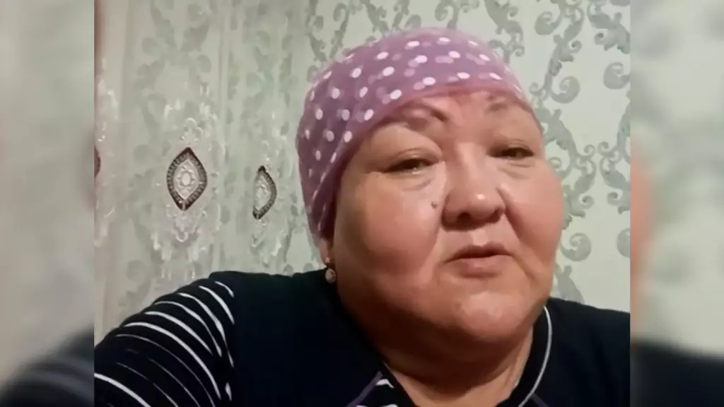«Баламды жалғыз іш киіммен бере салды»: ҚТЖ-дан әділдік іздеген ананың жанайқайы
