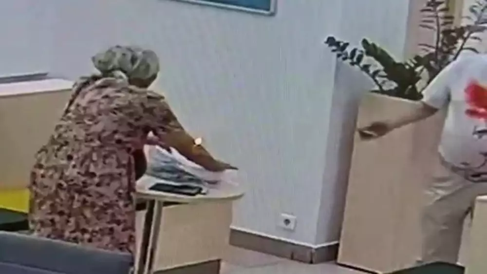 Павлодардағы банкте тортты жару оқиғасы: зейнеткерлердің жағдайы белгілі болды