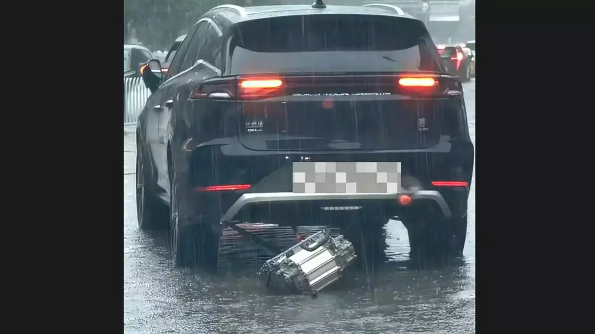 Курьез в Китае: у BYD Tang прямо на дороге выпал двигатель (видео) - новости на Lada.kz 16.07.2026