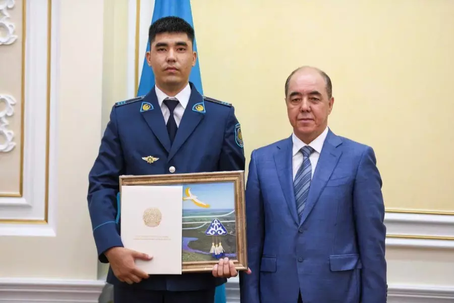 БҚО әкімі төрт жасар баланы құтқарған полиция қызметкерлеріне құрмет көрсетті