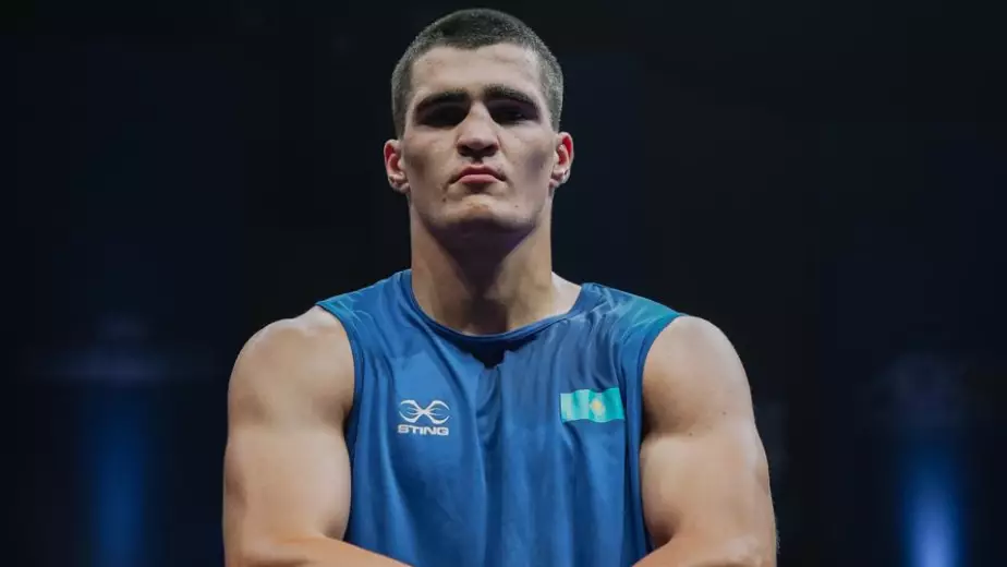 Тяжеловес из Казахстана вырвал победу у узбекского боксера в финале молодежного ЧА