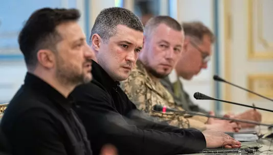 Украинцы протестуют против решения Зеленского уволить популярного министра обороны.
