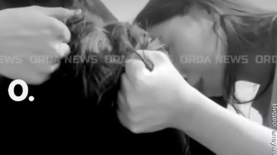 Бір топ қыз қатарласын аяусыз ұрып, видеосын желіге өздері жүктеген (ВИДЕО) 