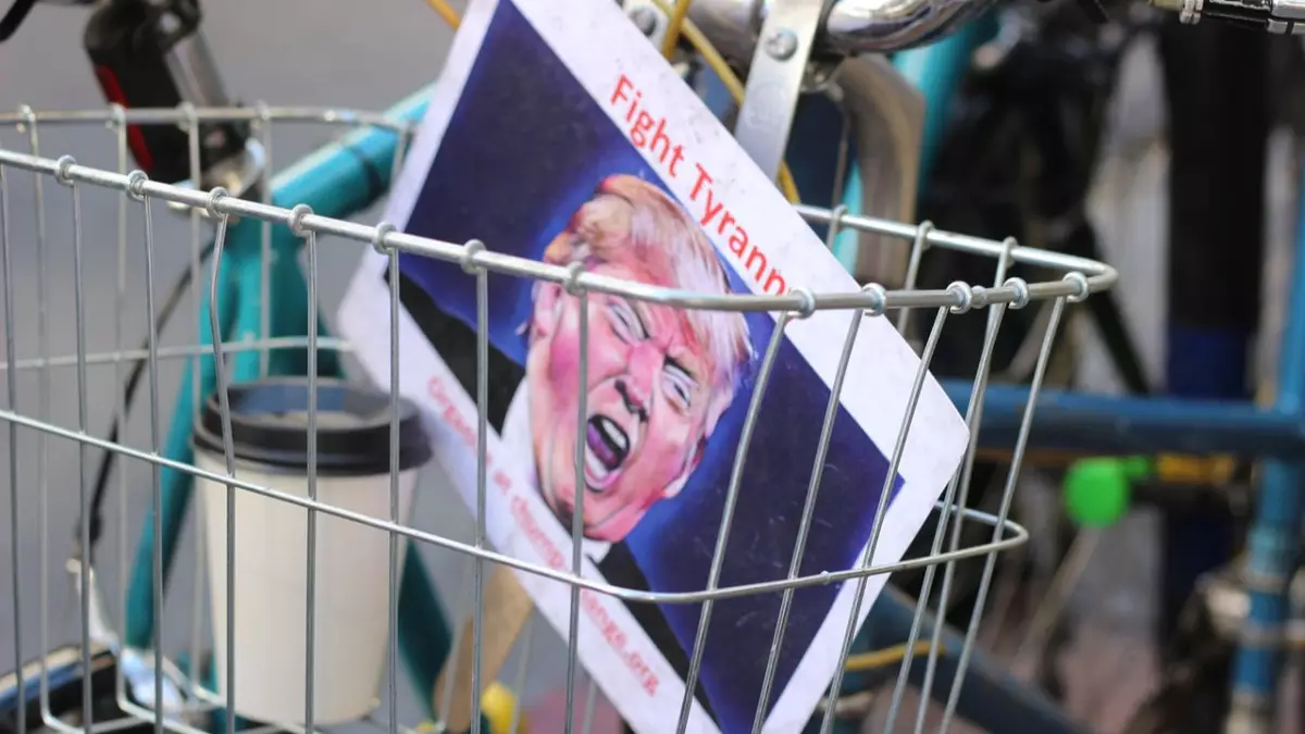  CNN: Трамп әуелі акция сатып алып, кейін сол компанияларды мақтаған 
