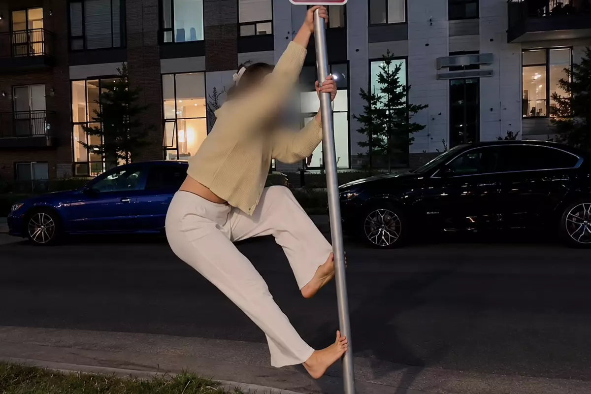 В Астане девушку оштрафовали за видео с танцем на дорожном знаке