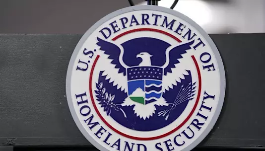 США возродят правило, которое может отказывать иммигрантам в грин-картах за использование государственных пособий.