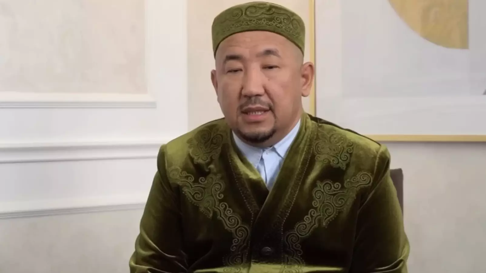 "Артық кетті, Алла сақтасын": Нұрлан имам жартылай жалаңаш қыздарға қарайтынын айтты