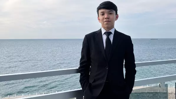 «Анасының шашын теңізге жіберсін»: Ақтауда суға кеткен баланы табу үшін туыстары бақсыға жүгінген