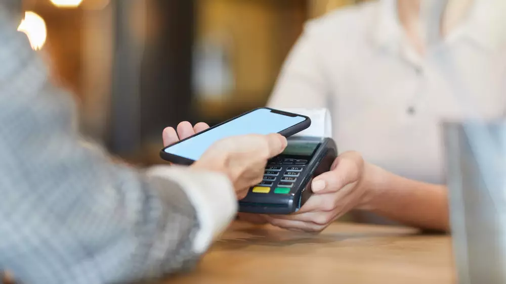 Банктер QR-төлемдерді біріктіреді: сатушылар мен сатып алушыларға не өзгереді?