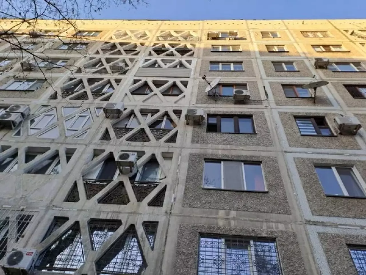 Алматыда зейнеткер бесінші қабаттан құлап көз жұмды