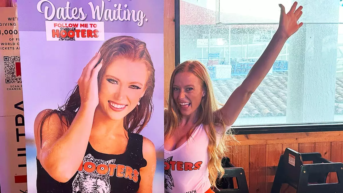 Сеть ресторанов Hooters заявляет, что дети и семьи являются частью ее возвращения, в то время как официантки настаивают, что они всегда были желанными гостями.
