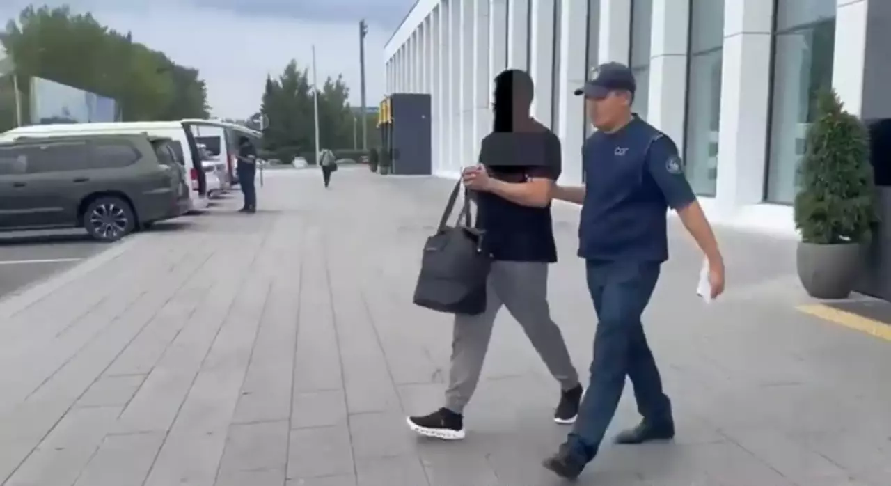 Скрывался в Турции три года: подозреваемого в мошенничестве депортировали в Казахстан