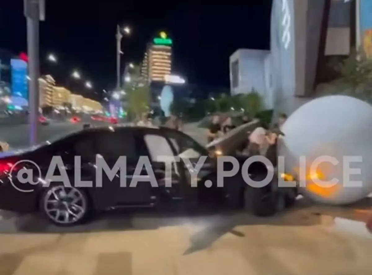BMW снес каменный шар возле музея искусств в Алматы