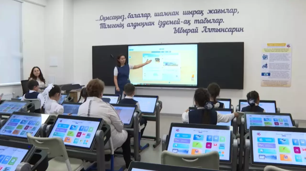 Казахстан и Китай будут развивать смарт-классы и платформу TopIQ.kz
