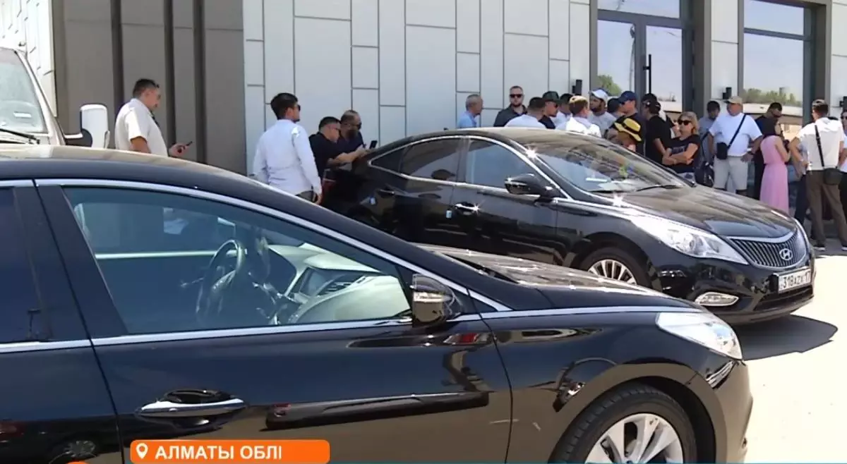 Алматы облысында салон арқылы көлігін сатқысы келген 30-дан аса адам темір тұлпарсыз қалды