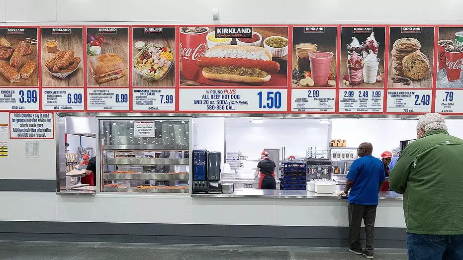 Costco добавил в меню своего фуд-корта горячее блюдо, пользующееся большой популярностью у фанатов, в то время как покупатели спорят о его вкусе и цене.