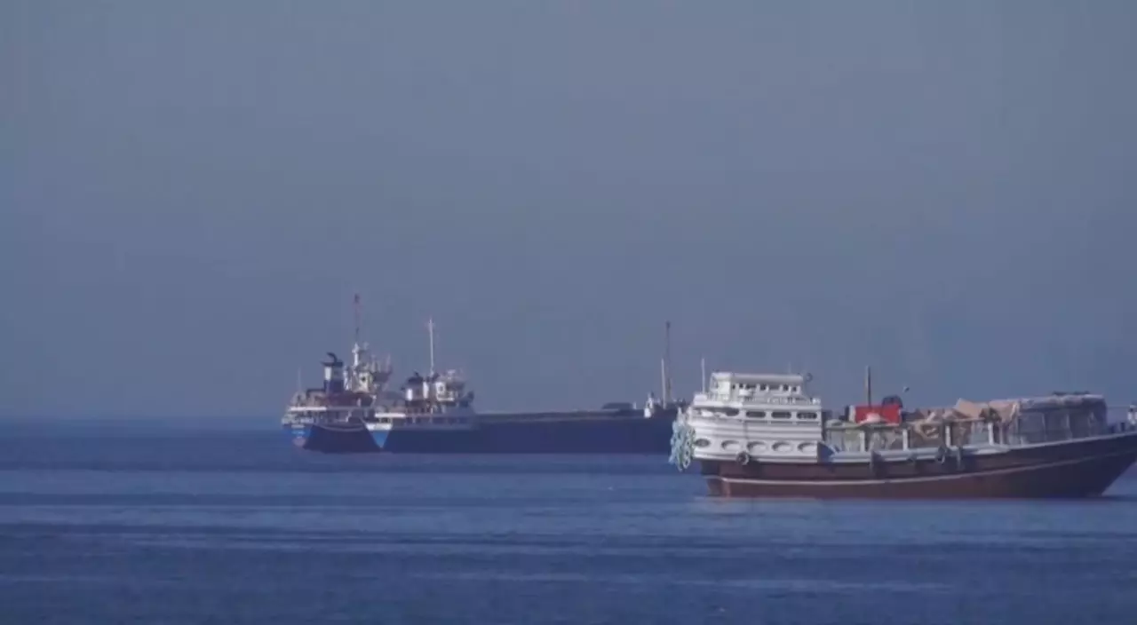 Ормуз бұғазы арқылы кеме қатынасы қысқарды