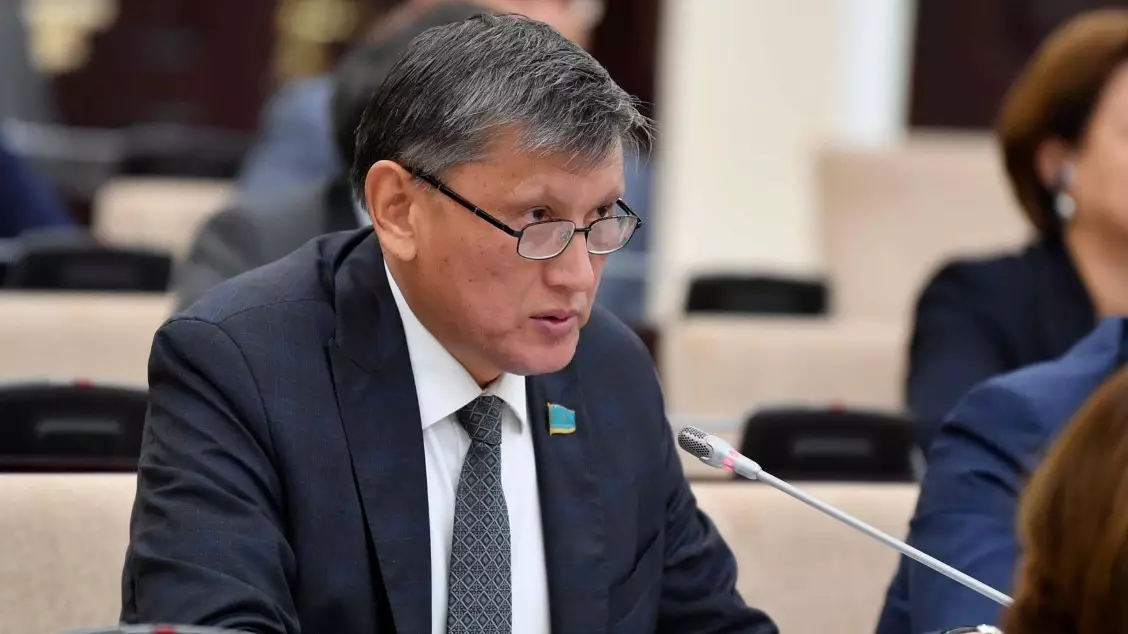  Надандық пен адамдық майданы: Нұртөре Жүсіп қазақ жастары қандай болуы керегін айтты 