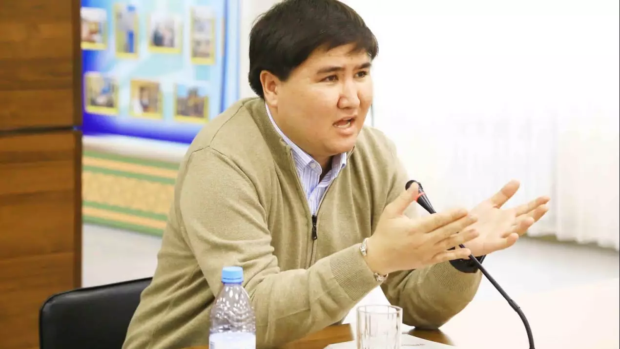 "Қандастарымыз құжат ала алмай жүр, келімсектерге азаматтық беру дұрыс емес".  Қоғам белсендісі "соғыстан қашып келген ресейліктер" жайлы айтты