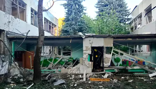 Украинские атаки дронов на Россию убили по меньшей мере 8 и ранили более 60 человек.