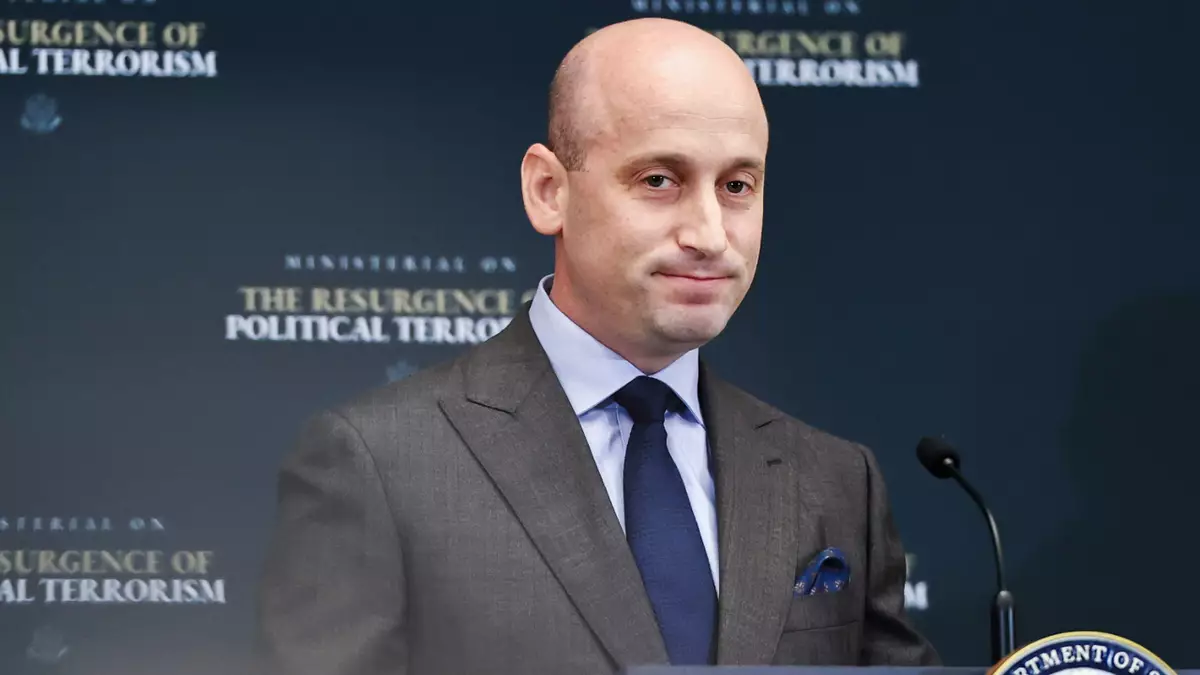Стивен Миллер заявил, что администрация Трампа разрабатывает политику по лишению нелегальных иммигрантов доступа к банковским услугам.
