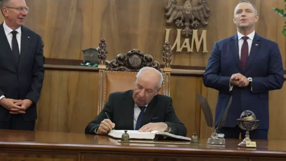 Президент Венгрии подписал поправку о собственном смещении