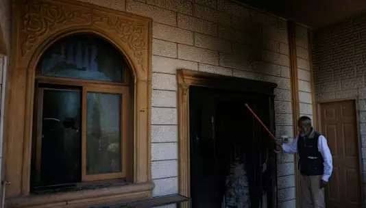 Палестинцы заявляют, что израильские поселенцы подожгли мечеть и фабрику.