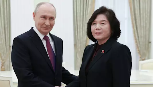 Президент России Путин встретился с главой МИД Северной Кореи в рамках очередного раунда дипломатии на высшем уровне.