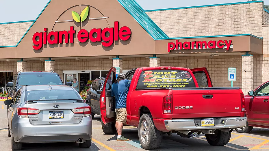 Трамп хвалит снижение цен в сети Giant Eagle более чем на 300 товаров до Дня труда.