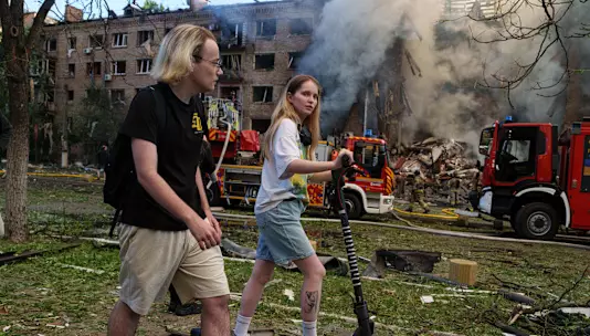 В одном из наиболее часто бомбардируемых районов Киева жители предпочитают остаться.