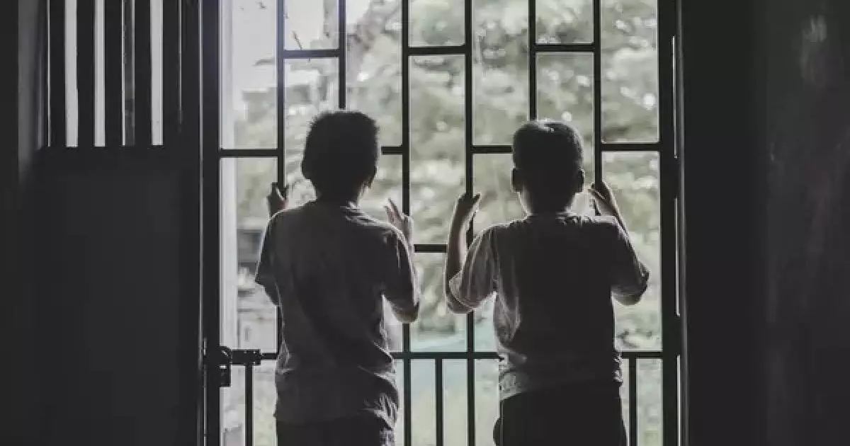  Родители годами держали своих детей в комнате с отходами 