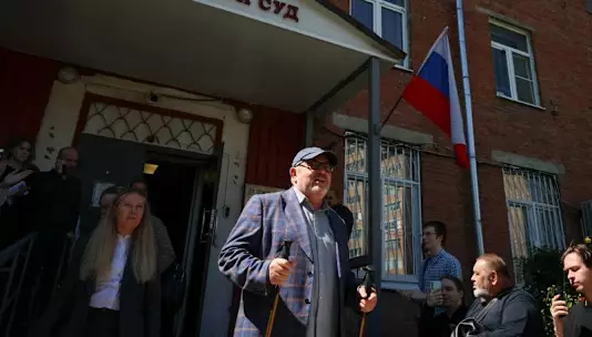 Российский политик-антивоенщик завершил предвыборную кампанию в парламент, сославшись на юридические препятствия.