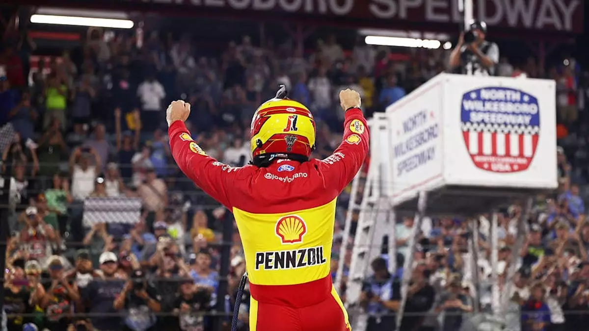 На ретро-уикенде NASCAR прозвучал шокирующий намёк на религию, эмоциональная победа Брекстона Бушa и боевые слова.