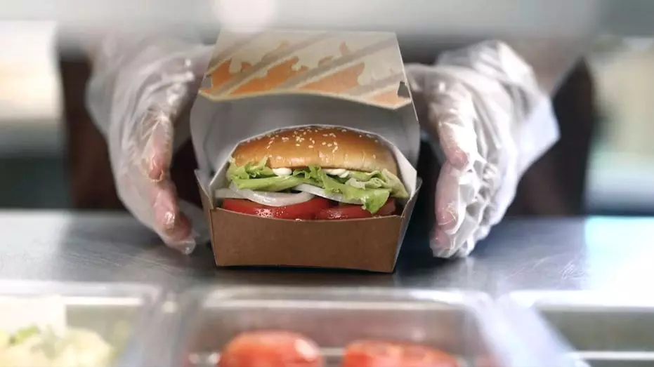 Burger King представил гарантию Whopper с бесплатным бургером в случае ошибки в заказе.