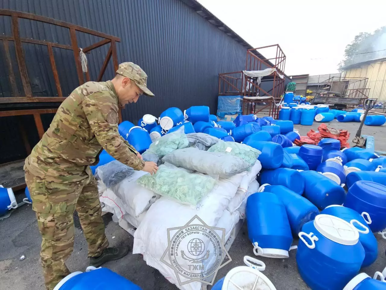 Алматыдағы қойма өрті: өрт сөндірушілер миллиондаған шығынның алдын алды