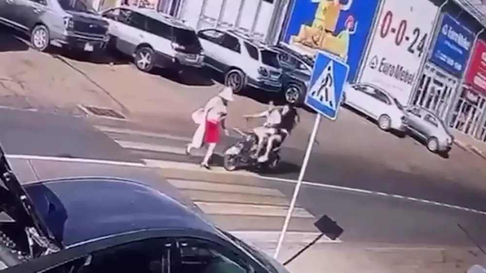 Алматы маңында мопед жүргізушісі зейнеткерді қағып, қашып кеткен