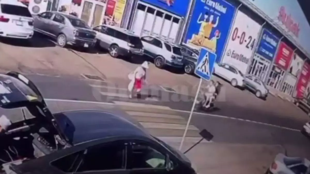 Мопедист сбил пенсионерку на пешеходном переходе в Боралдае