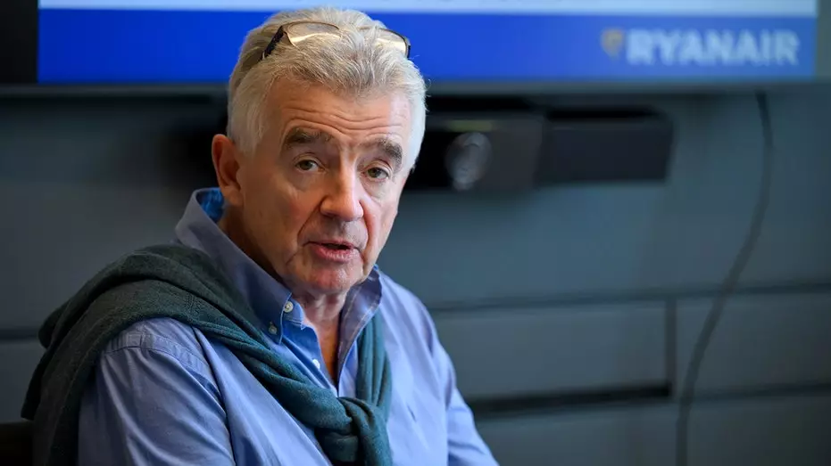 Генеральный директор Ryanair заявил, что причиной инцидента с окном в Греции мог стать посторонний предмет.