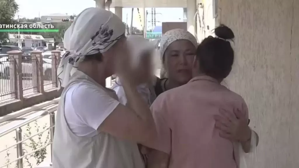 «Завернули в тряпку и отдали в коробке»: в роддоме Алматинской области мать потеряла тройню