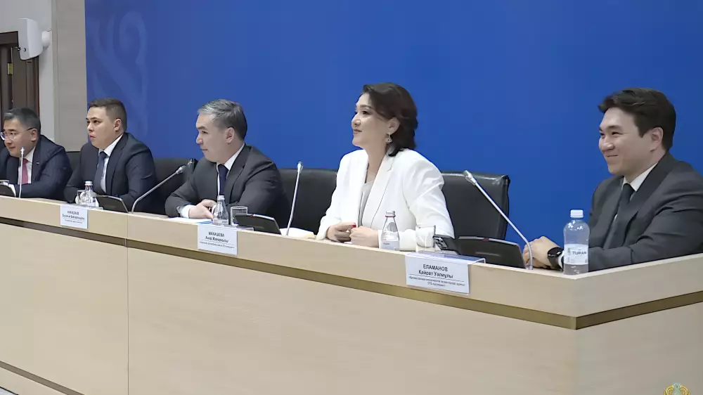 Үкіметке қандай көлікпен келдіңіздер? Спикерлерге күтпеген сұрақ қойылды