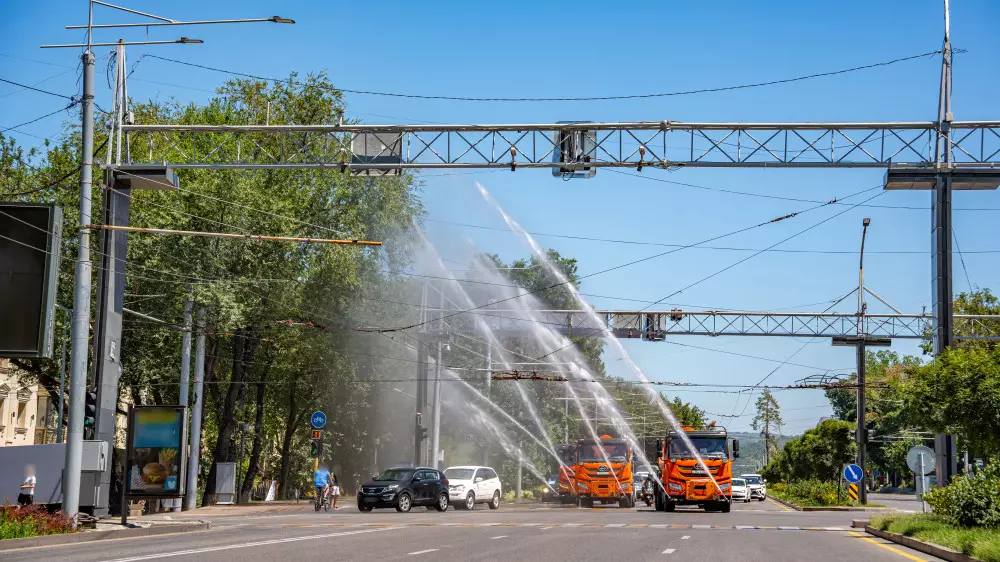 Алматыда электр желілері шіліңгір ыстыққа шыдамай жатыр: жарықтың сөнуі туралы не белгілі?