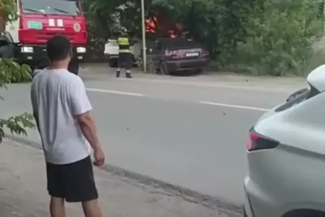 Семейде балалар аулада тұрған көлікті өртеп жіберді